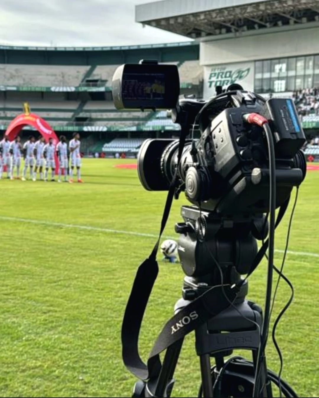 Câmera profissional em operação em estádio